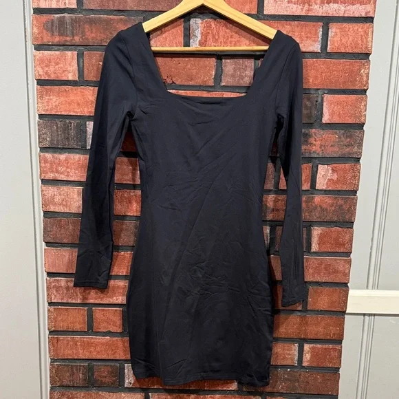 Aritzia
Contour Squareneck Longsleeve Mini dress - Picture 10 of 13